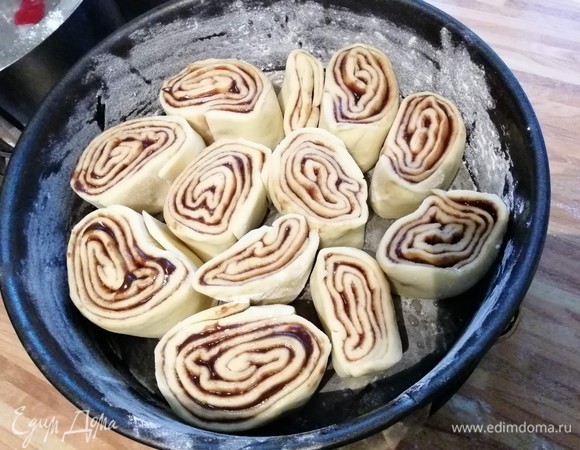 Разрежьте острым ножом на равномерно широкие кусочки и распределите их на небольшом расстоянии друг от друга по форме. Накройте снова и отправьте в теплое место на отдых еще на полчаса-час.