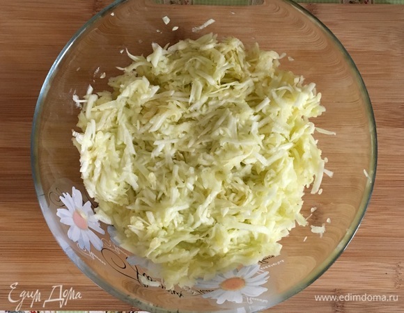 Кабачки вымыть, срезать кончики. Натереть на крупной терке и отжать руками сок.