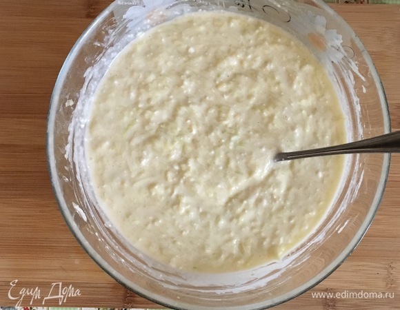 Добавить кабачки в тесто, перемешать до однородности.