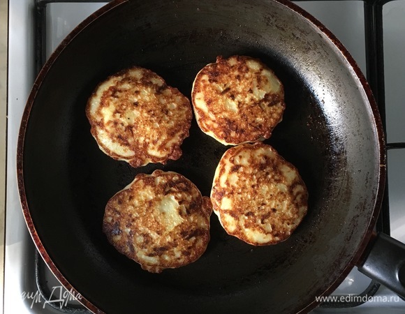 Жарить сразу на разогретой сковороде, слегка смазанной растительным маслом, по минуте с каждой стороны.