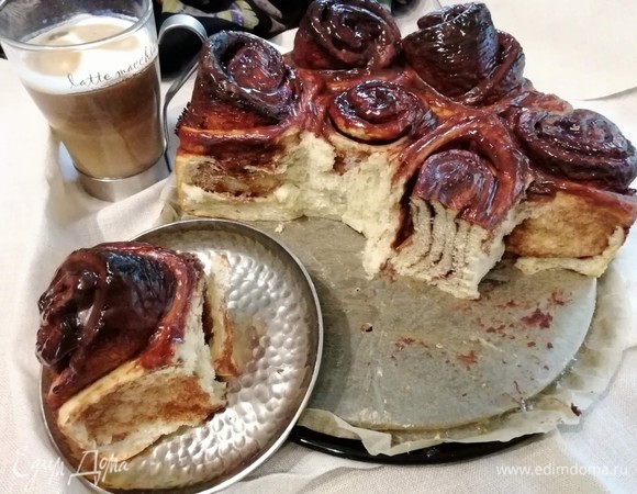 В разрезе эти булочки полосатые за счет шоколадно-карамельного соуса.