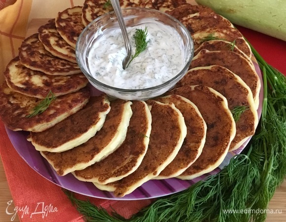 Для соуса мелко нарезать зелень, измельчить чеснок и смешать все с йогуртом. Посолить по вкусу.