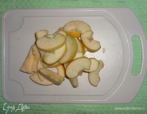 Пока варится боярышник, яблоки вымыть, очистить от семян, нарезать дольками.