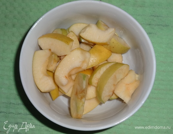 Сложить яблоки в миску и полить соком половины лимона.