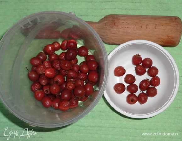 Небольшую часть ягод отложить, остальные ягоды боярышника помять деревянным пестиком.