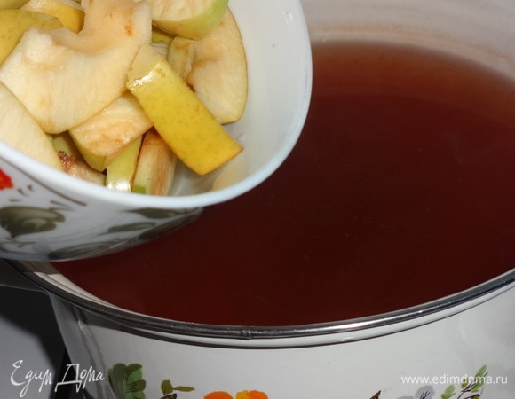 Положить в отвар кусочки яблок.