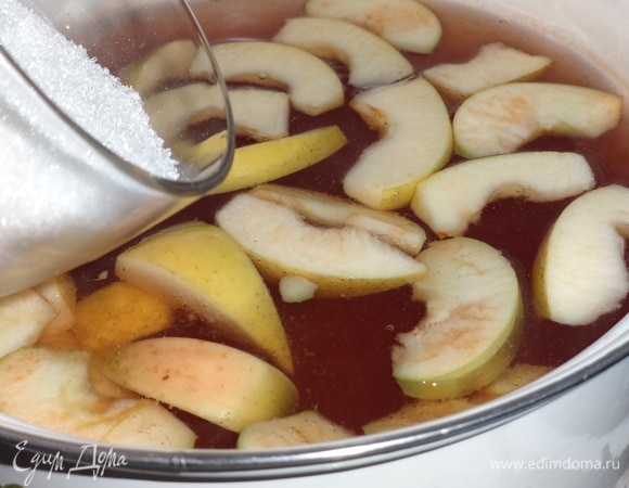 Всыпать сахар, перемешать.