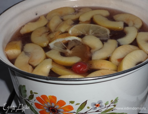 Положить в кастрюлю кружки лимона, оставшиеся целые ягоды боярышника. Варить 5 минут и снять с огня. Дать напитку остыть до комнатной температуры, можно поставить в таз с холодной водой. Затем поставить в холодильник для охлаждения.