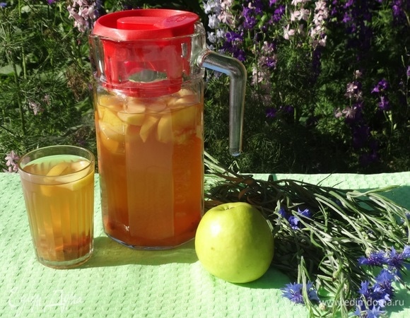 Охлажденный напиток перелить в кувшин, банку или термос.