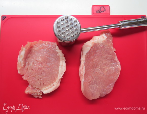 Берем мясо, у меня в этот раз была свинина, но можно также взять телятину и даже куриное филе. Режем на куски толщиной 1,5 см. Отбиваем через пленку молотком.