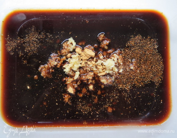 Готовим маринад. Берем сладкий соевый соус. Если соевый соус обычный, можно добавить чайную ложечку меда. Добавляем крахмал, молотый кориандр, сухой имбирь и выдавленный чеснок. Перемешиваем.