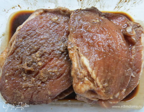 Заливаем мясо маринадом, хорошо перемешиваем и отправляем мариноваться минимум на 3 часа в холодильник, можно оставить на ночь.