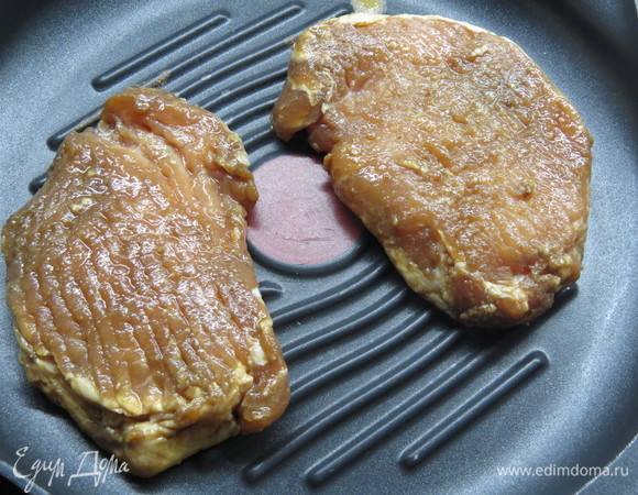 Если готовите мясо на сковороде гриль, то сначала максимально нагреваем сковороду с маслом, кладем маринованные куски мяса. Через 1 минуту убавляем огонь до среднего, жарим всего 4–5 минут.