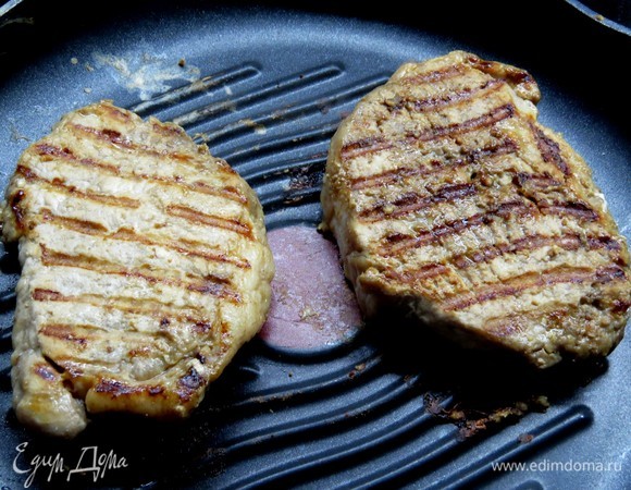 Переворачиваем, опять включаем максимальный огонь на 1 минуту, далее убавляем огонь до среднего и жарим 4–5 минут. На природе жарим мясо на решетке 5–6 минут с каждой стороны, важно не пересушить.