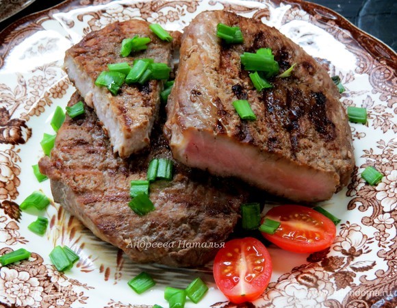 Подаем мясо сразу горячим, хотя и в холодным виде мы его очень любим, вкус замечательный. При подаче очень вкусно посыпать перьями зеленого лука. Приятного аппетита!