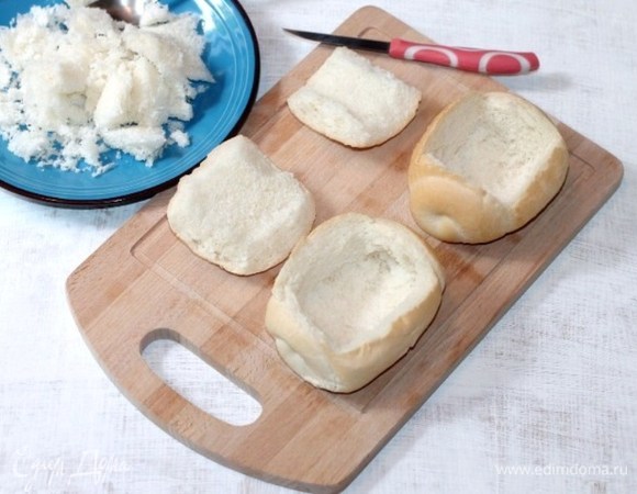 У булочек срезать верх и чайной ложкой удалить мякоть так, чтобы можно было положить котлету.