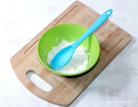 Мякоть двух булочек положить в миску с молоком (60–100 мл). Затем мякоть отжать, молоко вылить. Я отжимала через сито.