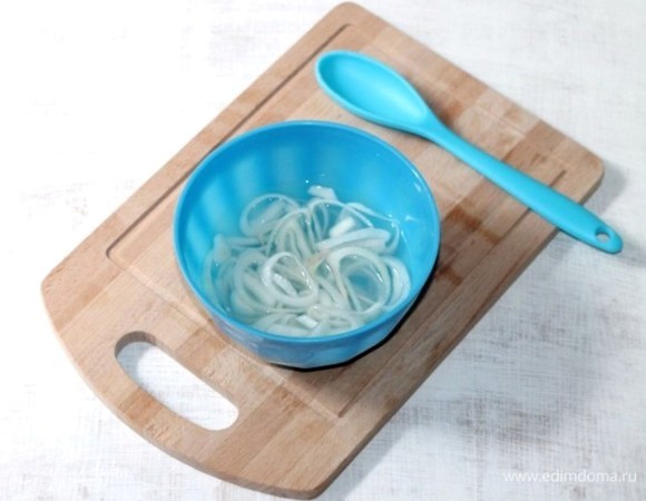 Лук очистить и нарезать тонкими кольцами. Затем отправить лук в миску, добавить сахар, уксус и кипяток. Отставить миску с луком в сторону мариноваться, через 15 минут маринад слить, лук охладить. Огурец (свежий или маринованный) и помидор нарезать кружочками (по 5 шт.).