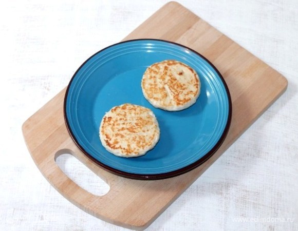 На разогретом растительном масле (или на гриле, если вы на пикнике) жарим котлеты с двух сторон. Я жарила дома на сковороде.