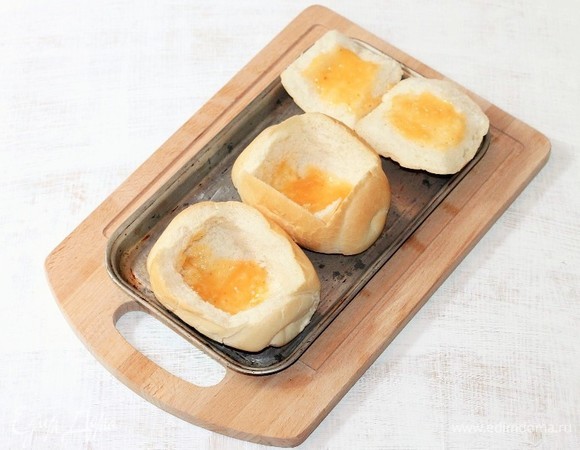 Отверстие и крышку (внутри) булочек смазать чесночной приправой (маринадом) и отправить в духовку или в тостер, подсушить и подрумянить. Если на природе, то на гриле.