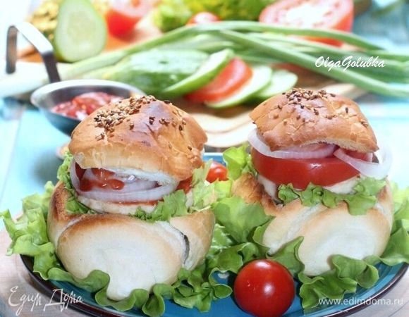 Бургеры готовы! Они получились хрустящие, сочные, сытные, ароматные и очень вкусные!