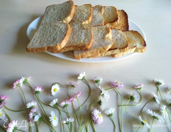 Возьмем хлеб для тостов, поджарим его немного на сухой сковороде.