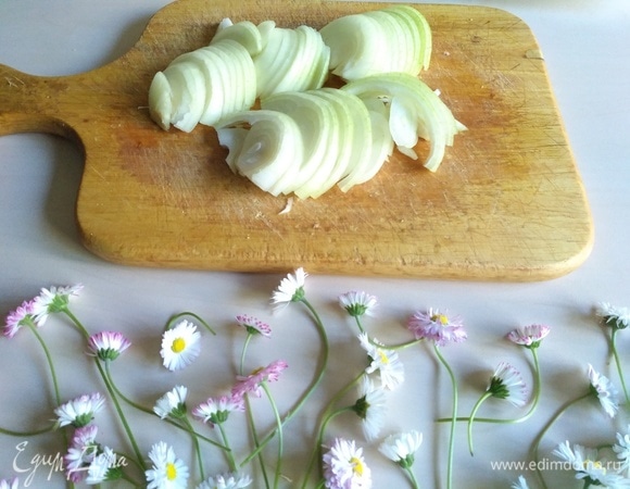 Для карамелизированного лука нарежем лук полукольцами.