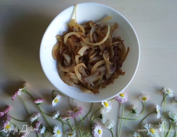 Лук получается хрустящим, с приятной сладкой ноткой.