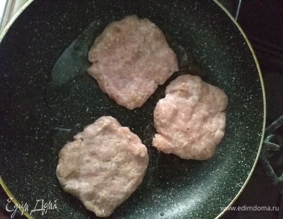 Из фарша сделаем квадратные котлетки. Обжарим на сковороде до готовности.