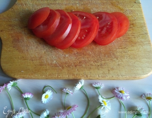 Тонко нарежем помидор.