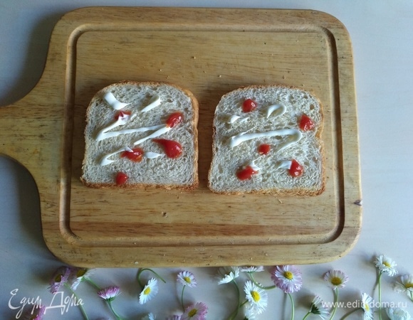 Приступим к сборке сэндвичей. Смажем каждый кусочек тонким слоем майонеза и кетчупа.