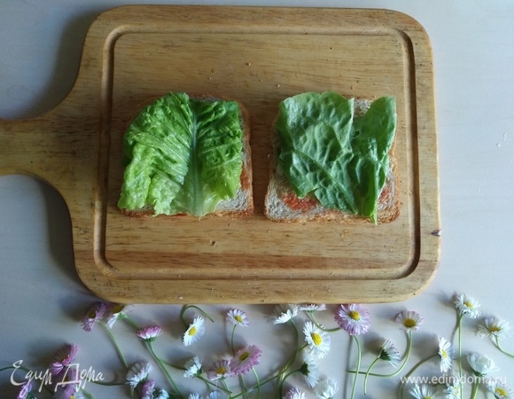 Следом идут листья салата.