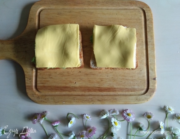 Потом — плавленый сыр для сэндвичей.