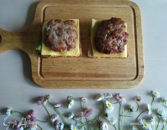 Следом кладем котлеты.