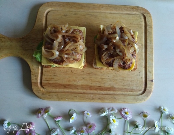 На котлеты кладем карамелизированный лук.