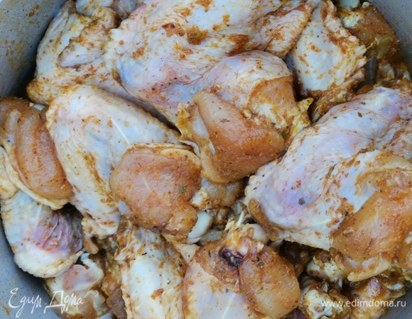 Маринуем крылья: добавляем к свежим куриным крыльям соль, перец (по вкусу) и специи для курицы. Перемешиваем.