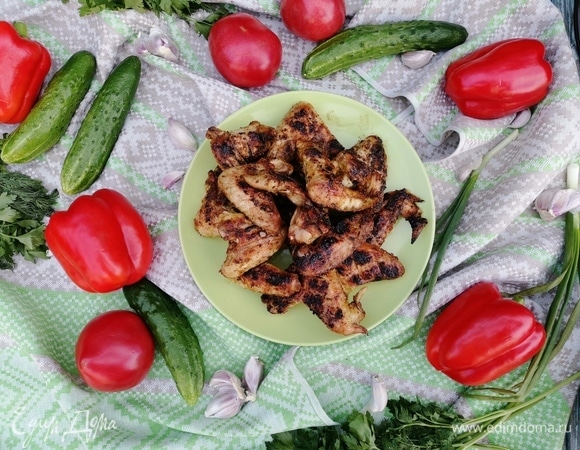 Готовое блюдо подавать со свежими овощами и зеленью.