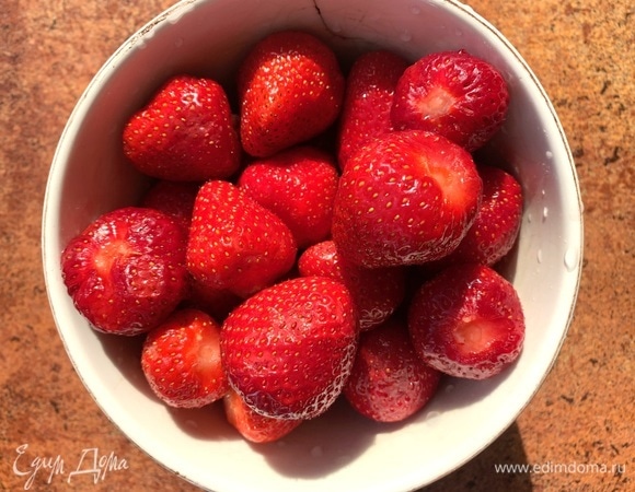 Свежую клубнику помыть.