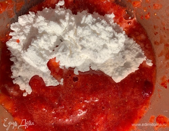 Клубнику пробить в блендере с сахарной пудрой.