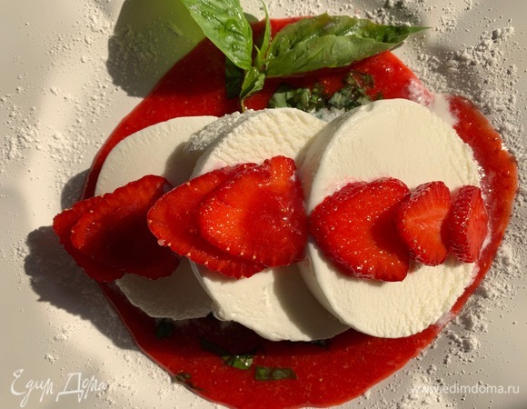 Сверху кладем мороженое. Подойдет любое, у меня пломбир.