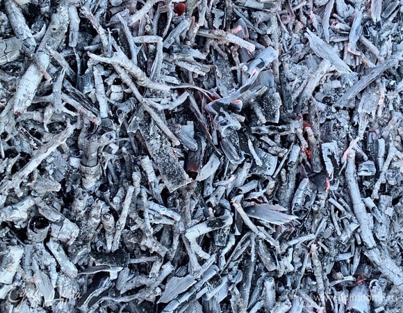 Приготовить угли (у меня ветки вишни и виноградная лоза).