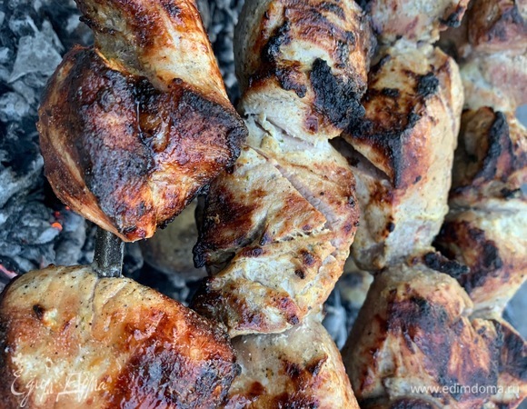 Нанизать мясо на шампуры. Поставить на мангал, жарить до готовности.