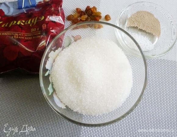 Подготовить ингредиенты для кваса. 2,5 литра воды закипятить и охладить до теплой.