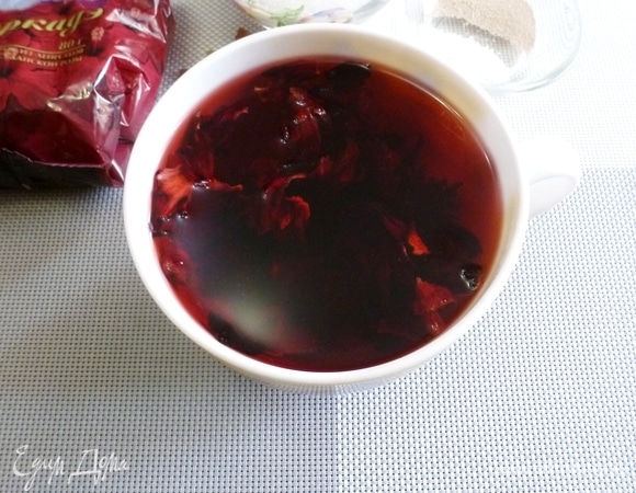 Залить каркаде 0,5 литра кипятка, чтобы получилась крепкая заварка. Настоять минут 10. Затем смешать заварку, пропущенную через ситечко, и кипяченую воду.