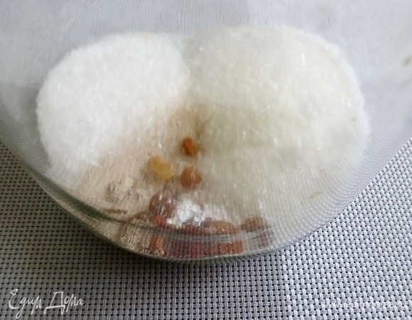 В банке смешать сахар, лимонку и дрожжи. Добавить 10–15 штук изюма.