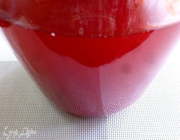 Влить воду с каркаде. Хорошо размешать. Накрыть марлей и поставить в теплое место.