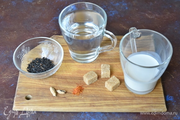 Для приготовления бедуинского чая подготовить набор продуктов. Чай должен быть без добавок, листовой или гранулированный. Вместо сахара можно использовать мед.