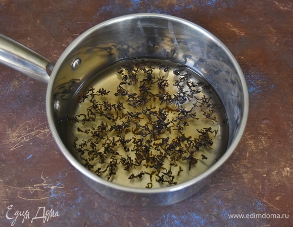 В сотейник влить воду, довести до кипения и добавить заварку.