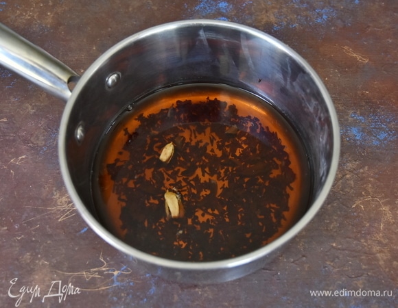 Зерна кардамона раздавить ножом и добавить в сотейник с чаем. На медленном огне дать покипеть чаю 1 минуту.