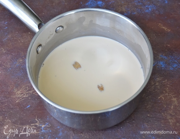 Влить молоко и подержать напиток еще 2–3 минуты на медленном огне.